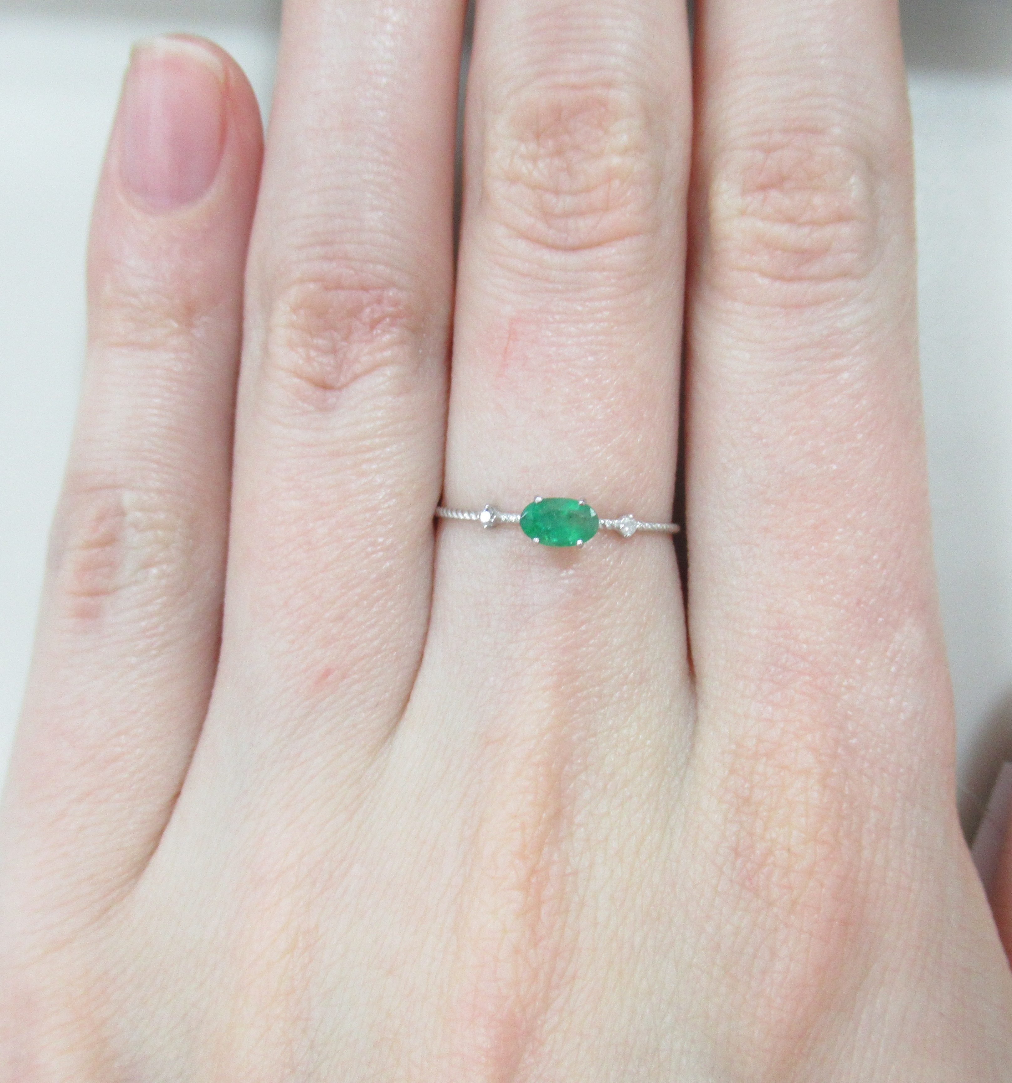 Кольцо из белого золота с изумрудом